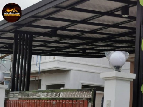 ช่างทำโครงหลังคาโรงจอดรถ